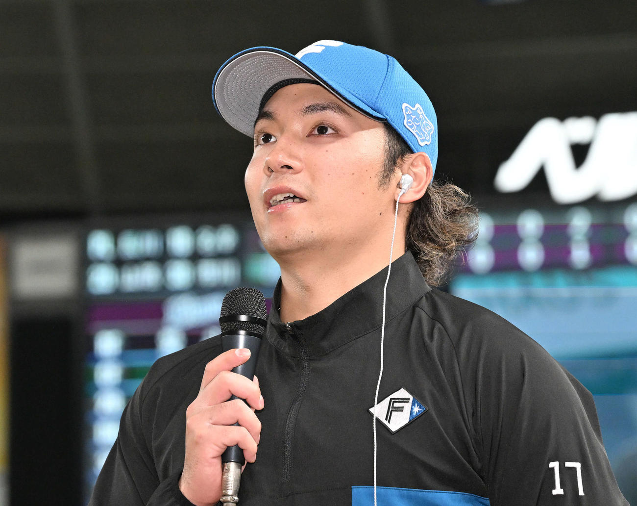西武対日本ハム　ヒーローインタビューを受ける日本ハム伊藤（撮影・滝沢徹郎）
