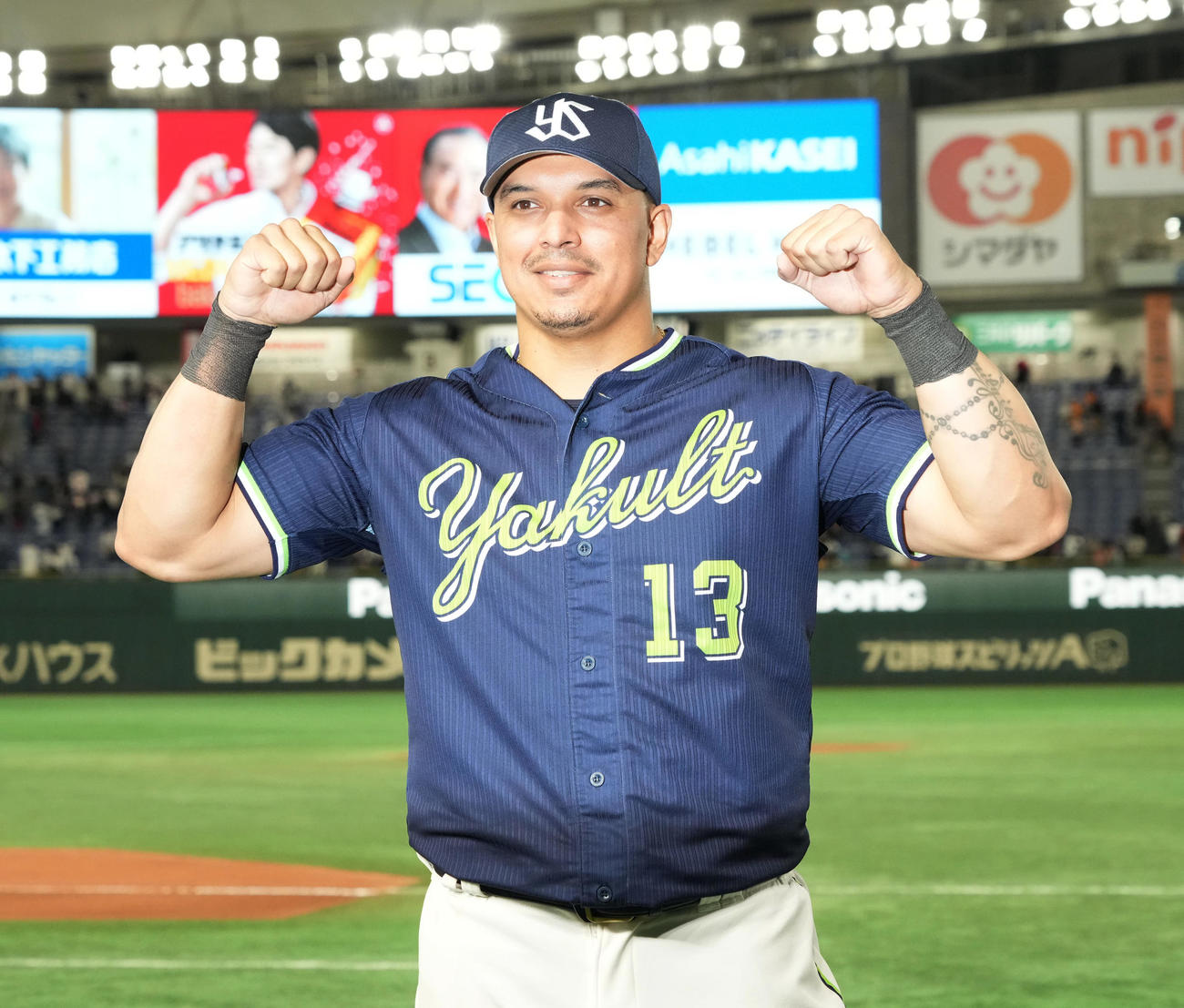 巨人対ヤクルト　2本塁打の活躍で勝利に貢献したヤクルト、オスナはガッツポーズ（撮影・小沢裕）