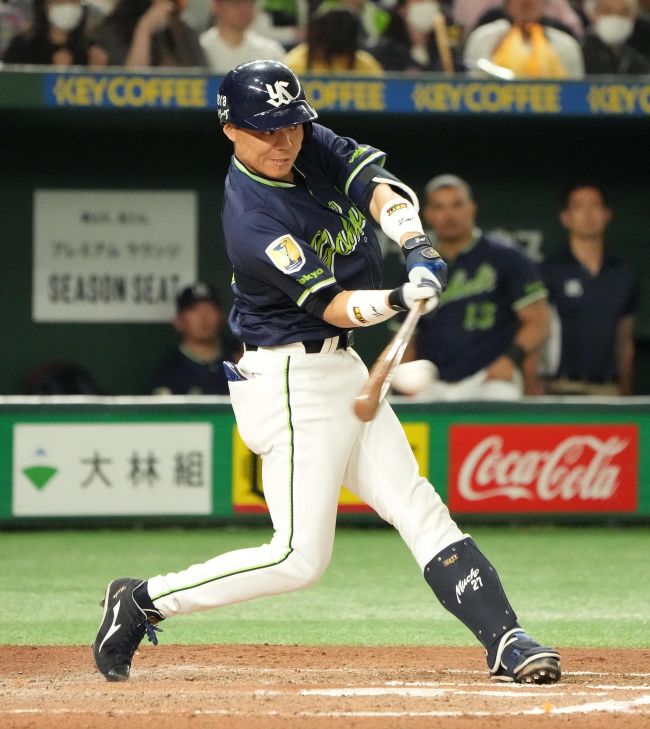巨人対ヤクルト　6回表ヤクルト2死一、三塁、中村は中堅へ2点適時二塁打を放つ（撮影・小沢裕）