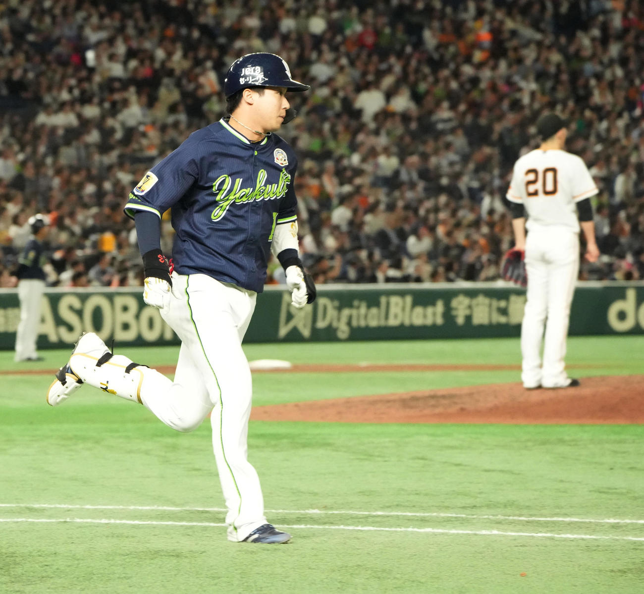 巨人対ヤクルト　6回表ヤクルト無死、山田は巨人先発の戸郷（右）から左越えにソロ本塁打を放つ（撮影・小沢裕）