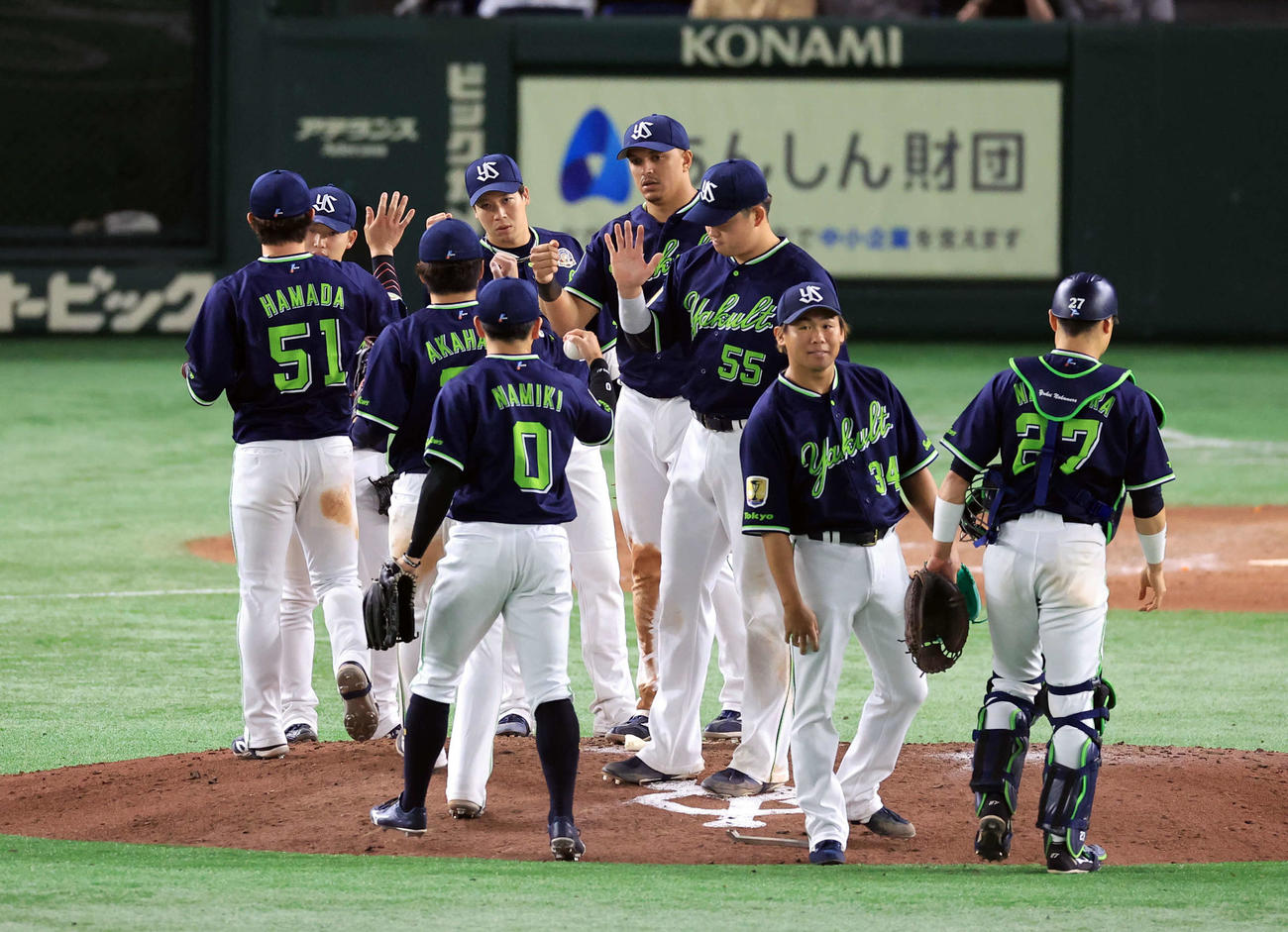 巨人対ヤクルト　7－5で勝利し、ハイタッチで健闘をたたえ合うオスナ（中央）らヤクルトの選手たち（撮影・浅見桂子）