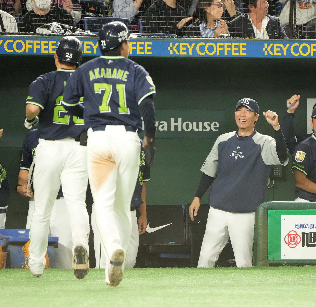 巨人対ヤクルト　9回表ヤクルト1死三塁、左犠飛を放った青木（左）を祝福する高津監督（撮影・小沢裕）