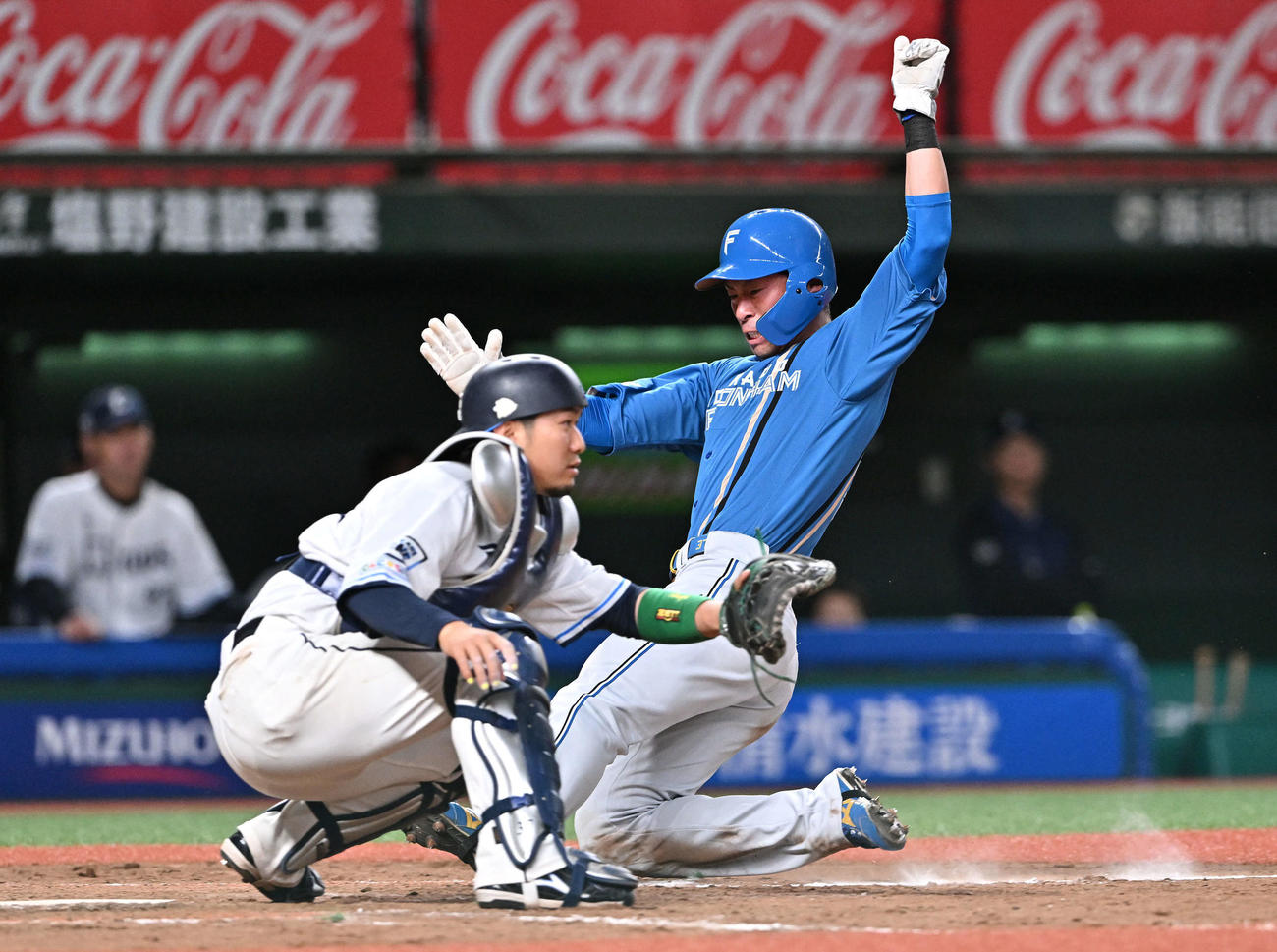 西武対日本ハム　9回表日本ハム無死一、三塁、水野の中犠飛から生還する三塁走者江越。捕手柘植（撮影・滝沢徹郎）