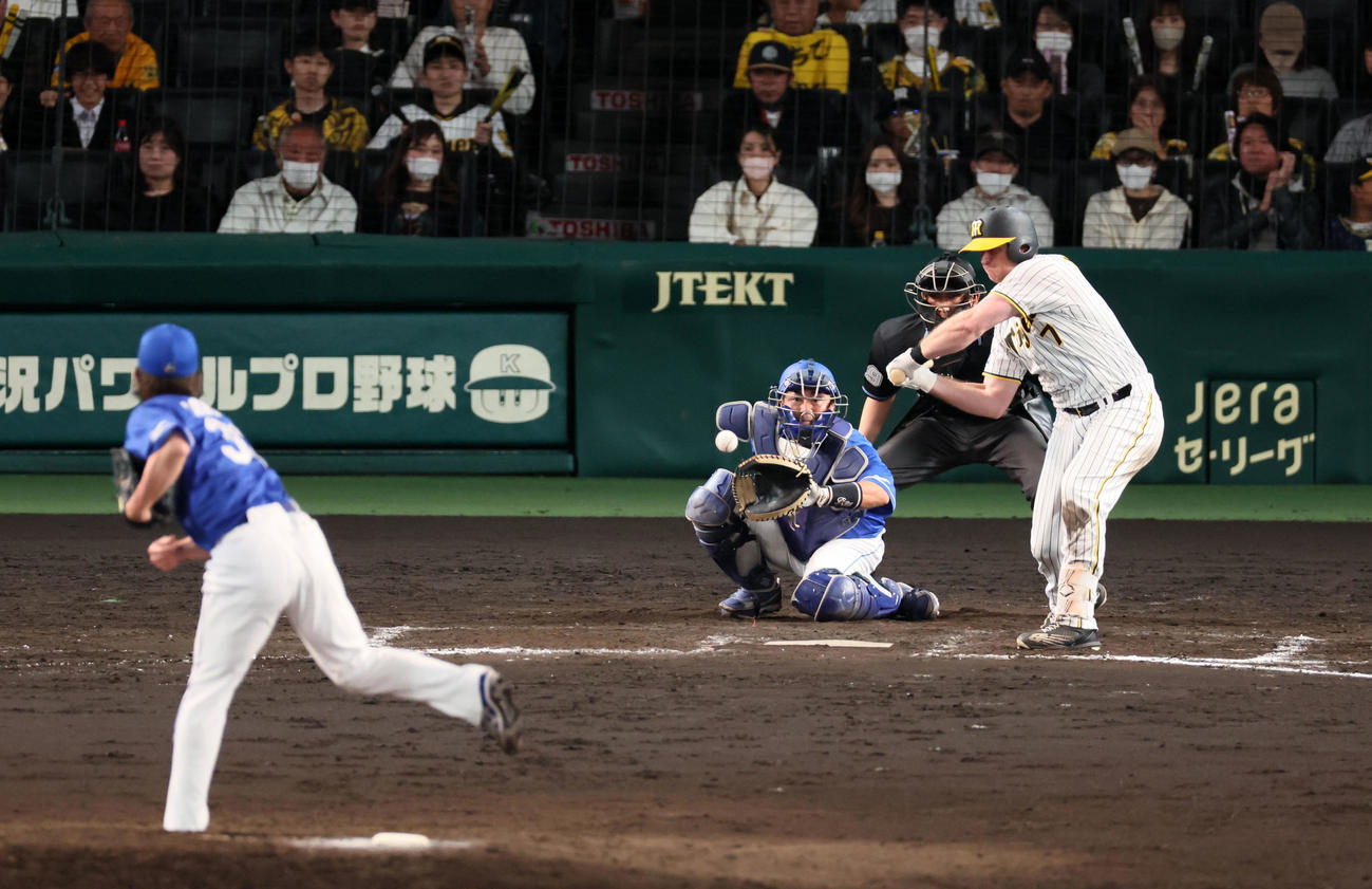 阪神対中日　8回裏阪神2死、ノイジーは見逃し三振に倒れる。投手は祖父江（撮影・加藤哉）