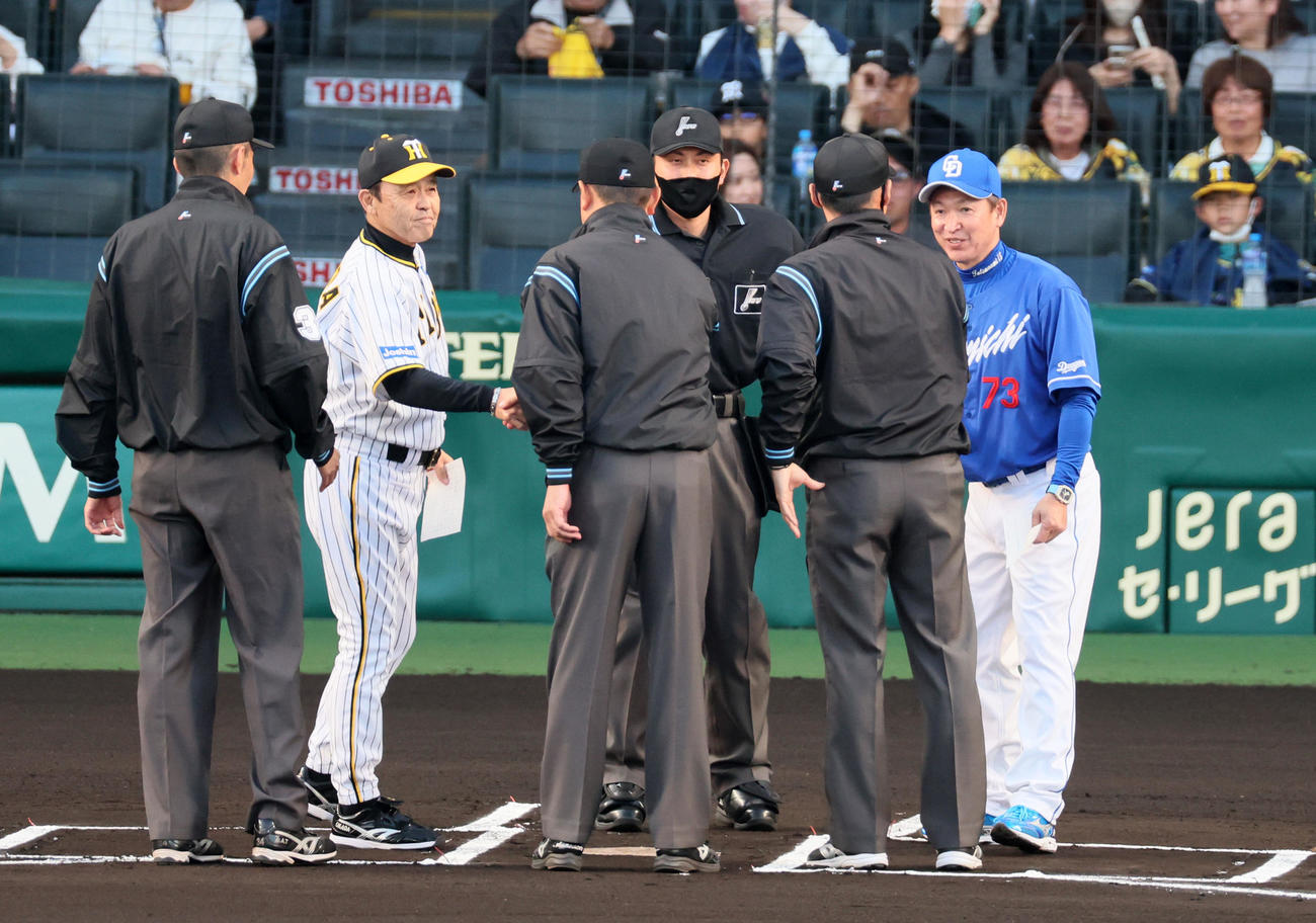 阪神対中日　試合前メンバー表を交換する岡田監督（左）と立浪監督。中央は土山球審（撮影・加藤哉）
