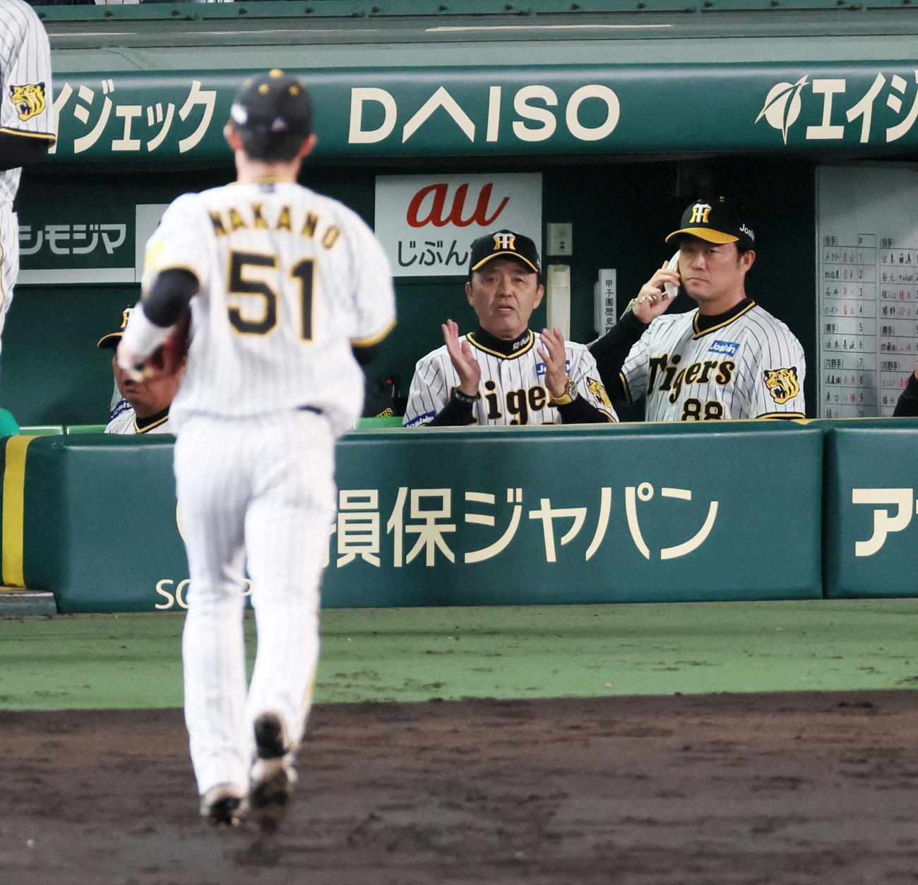阪神対中日　6回表を終えベンチで手を叩く岡田監督（撮影・加藤哉）