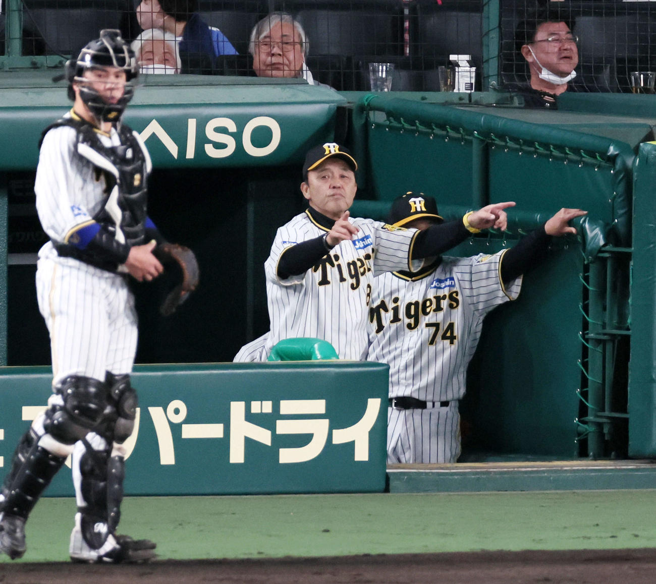 阪神対中日　4回表中日無死、岡田監督は村松の一塁判定にリクエストし、判定が覆り二ゴロとなる（撮影・加藤哉）