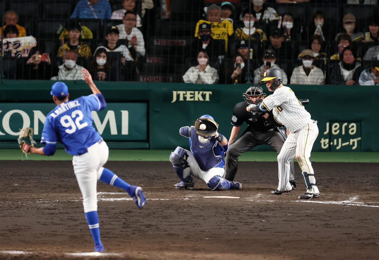 阪神対中日　9回裏阪神1死二塁、小野寺は見逃し三振に倒れる。投手はR・マルティネス（撮影・加藤哉）