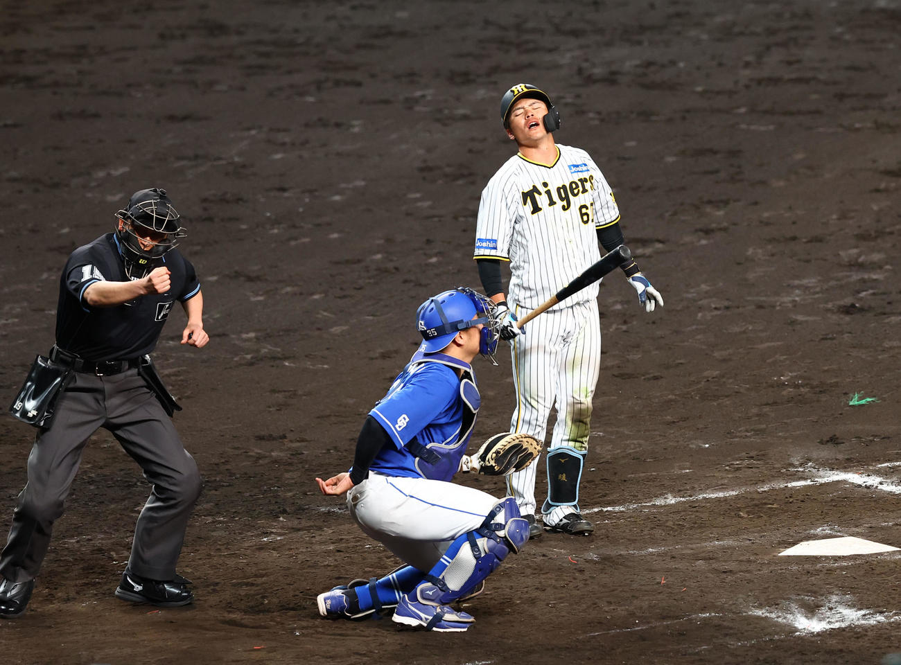 阪神対中日　9回裏阪神1死二塁、見逃し三振に倒れる小野寺（右）。捕手木下（撮影・藤尾明華）
