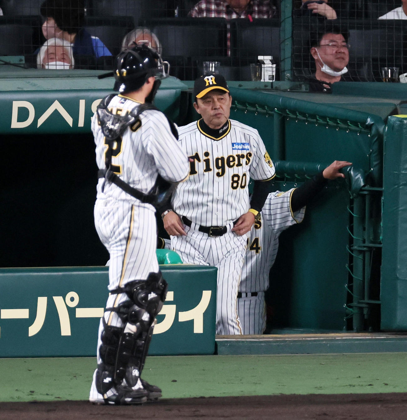阪神対中日　4回表中日無死、岡田監督は村松の二ゴロで一塁判定にリクエストする（撮影・加藤哉）