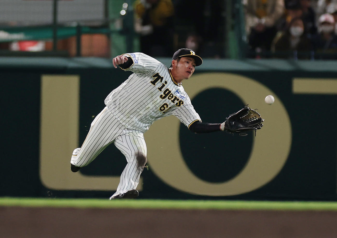 阪神対中日　9回表中日1死、木下の右飛を好捕する小野寺（撮影・前田充）