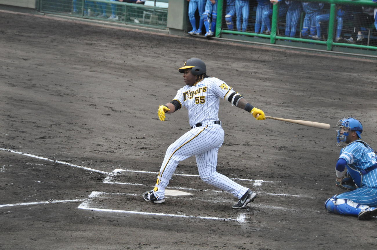 阪神2軍対大和高田クラブの練習試合で、ミエセスはライナーで左前安打を放つ（23年4月23日撮影）