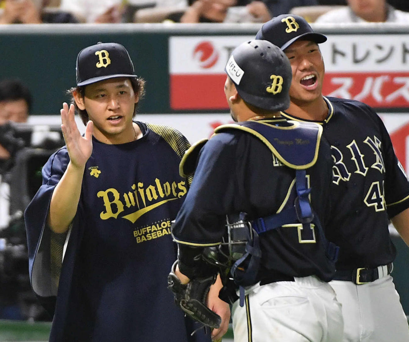ソフトバンク対オリックス　ソフトバンクに勝利し、森（中央）とタッチを交わす宮城（撮影・岩下翔太）