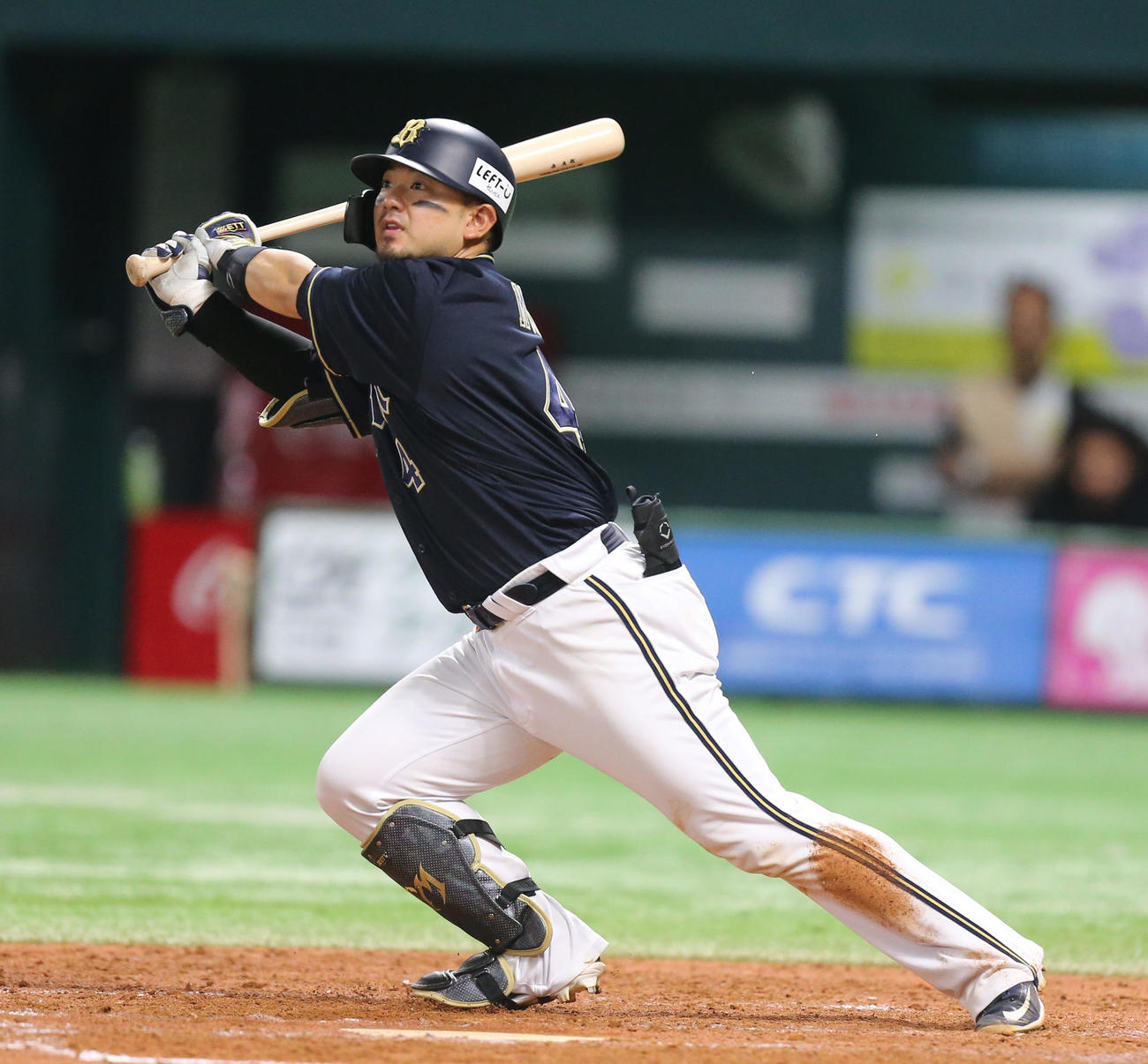 ソフトバンク対オリックス　5回表オリックス1死満塁、森は左翼へ先制犠飛を放つ（撮影・冨田成美）