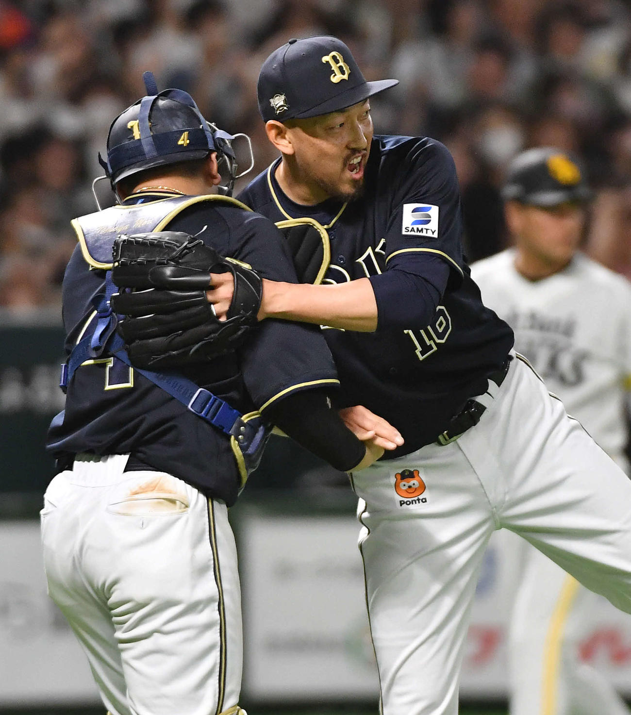ソフトバンク対オリックス　9回裏ソフトバンク2死三塁、柳町を右飛に抑えて試合を締め、森（左）と抱き合う平野佳（撮影・岩下翔太）