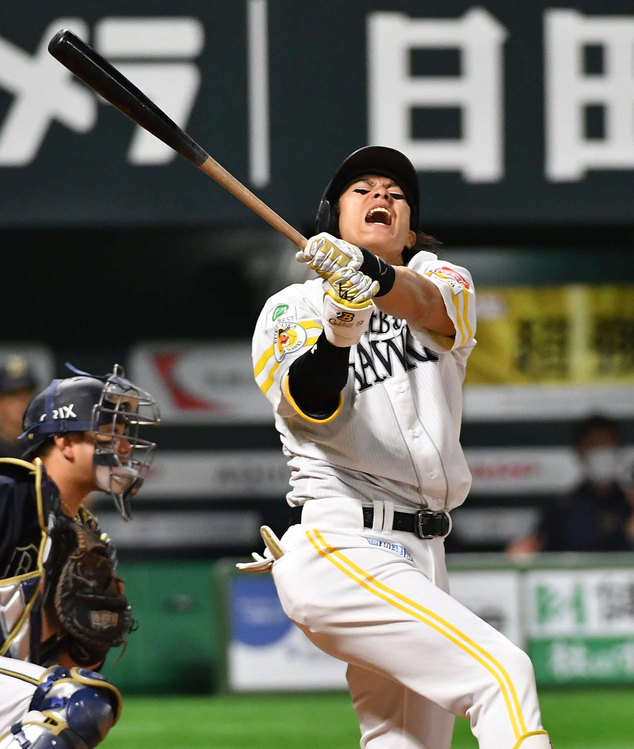 ソフトバンク対オリックス　8回裏ソフトバンク2死一塁、空振り三振に倒れ悔しがる柳田（撮影・岩下翔太）