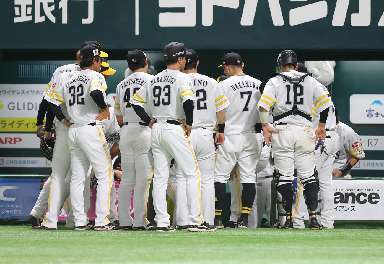 ソフトバンク対オリックス　6回イニング間に円陣を組むホークスナイン（撮影・冨田成美）
