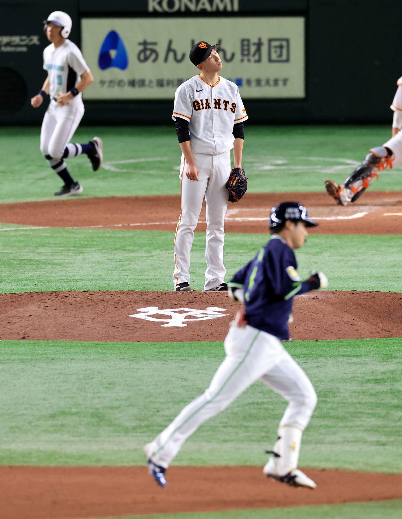 巨人対ヤクルト　6回表ヤクルト無死、山田（手前）に左越えソロ本塁打を許し、首をかしげる戸郷（撮影・浅見桂子）