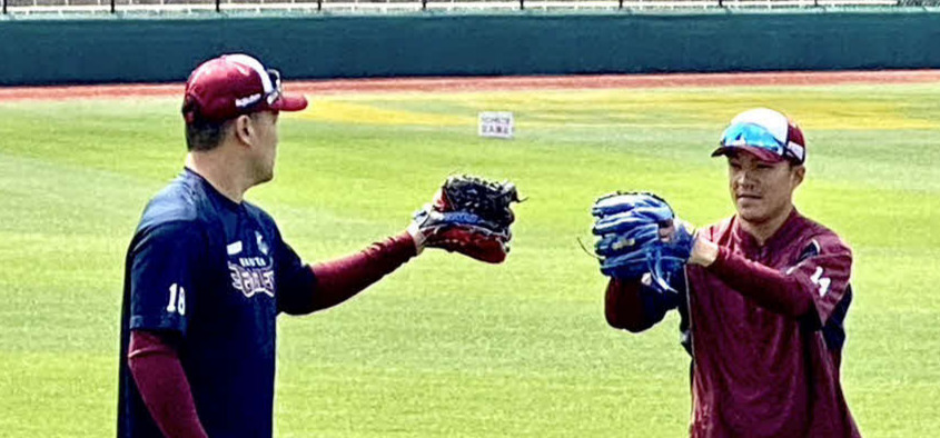 楽天則本（右）は田中将とのキャッチボールを終え、タッチする（23年4月3日撮影）