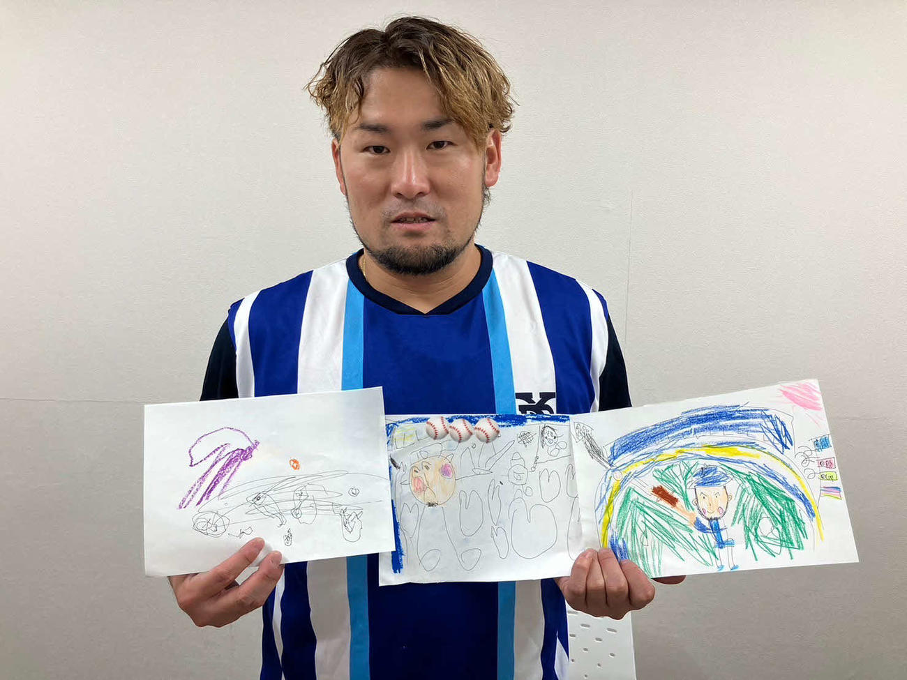 長女、次女、長男の絵を手に笑顔のDeNA戸柱（撮影・久保賢吾）