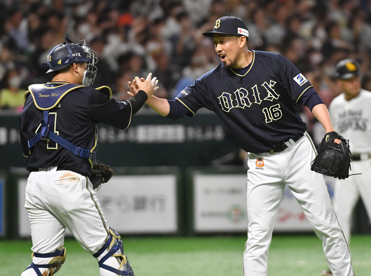 5月2日のソフトバンク戦で試合を締め、森と握手する平野佳（右）