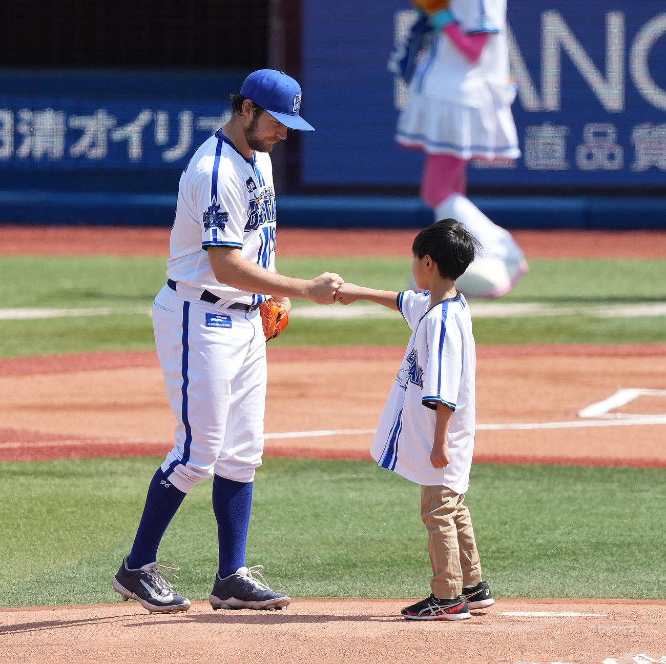 DeNA対広島　1回表前、マウンドで子供とタッチを交わすDeNA先発のバウアー（撮影・鈴木みどり）