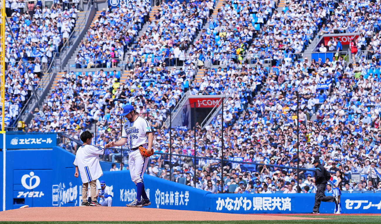 DeNA対広島　マウンドで少年とグータッチを交わすDeNA先発のバウアー（撮影・垰建太）