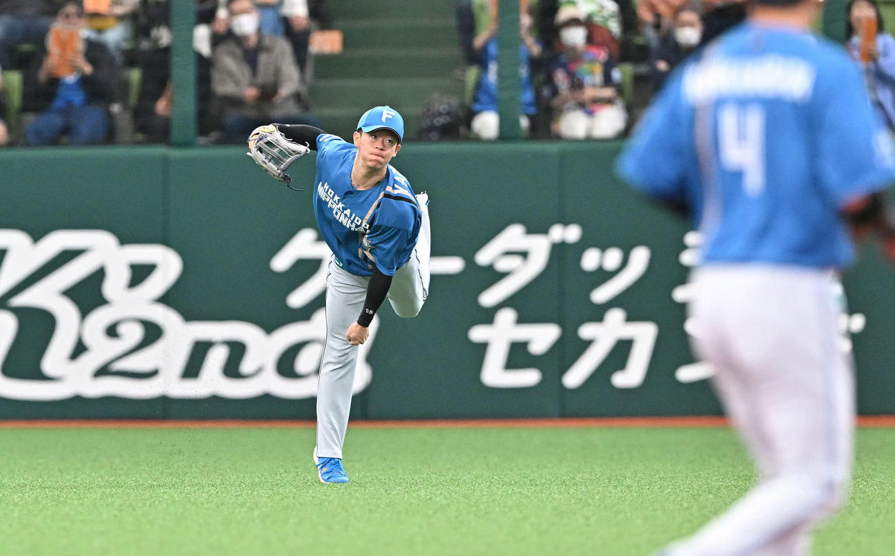 1回裏西武1死二塁、右翼手矢沢は外崎の打球を捕球し本塁へ好送球する（撮影・滝沢徹郎）