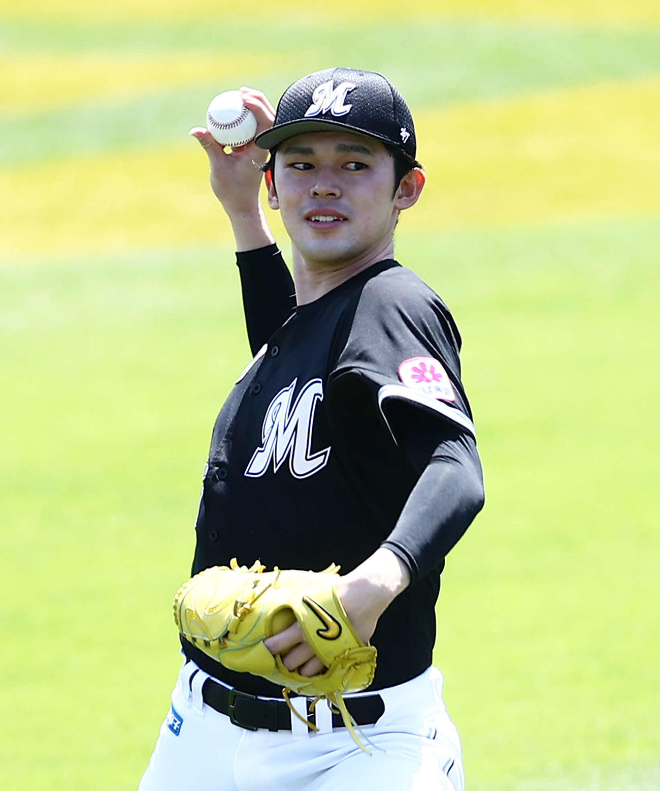 楽天対ロッテ　試合前、キャッチボールするロッテ佐々木朗（撮影・河田真司）