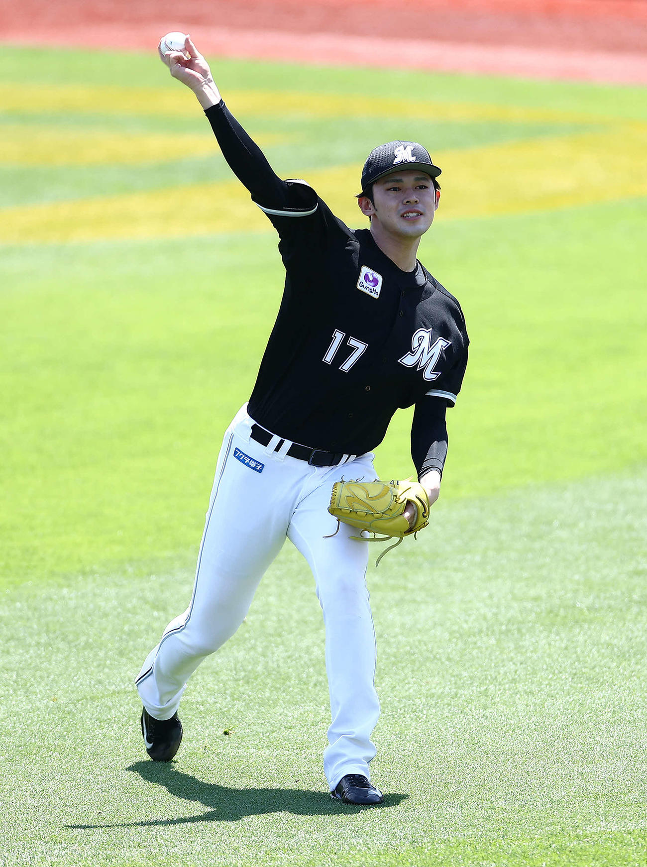 楽天対ロッテ　試合前、キャッチボールするロッテ佐々木朗（撮影・河田真司）