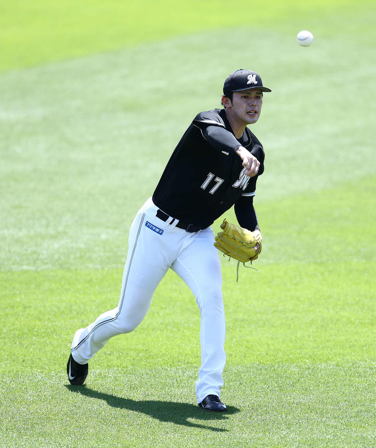 楽天対ロッテ　試合前、キャッチボールするロッテ佐々木朗（撮影・河田真司）