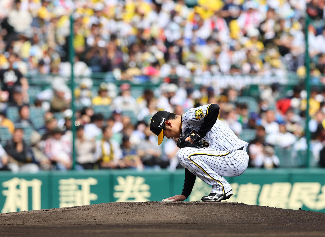 阪神対中日　マウンドに手を当てる阪神先発の西勇（撮影・藤尾明華）