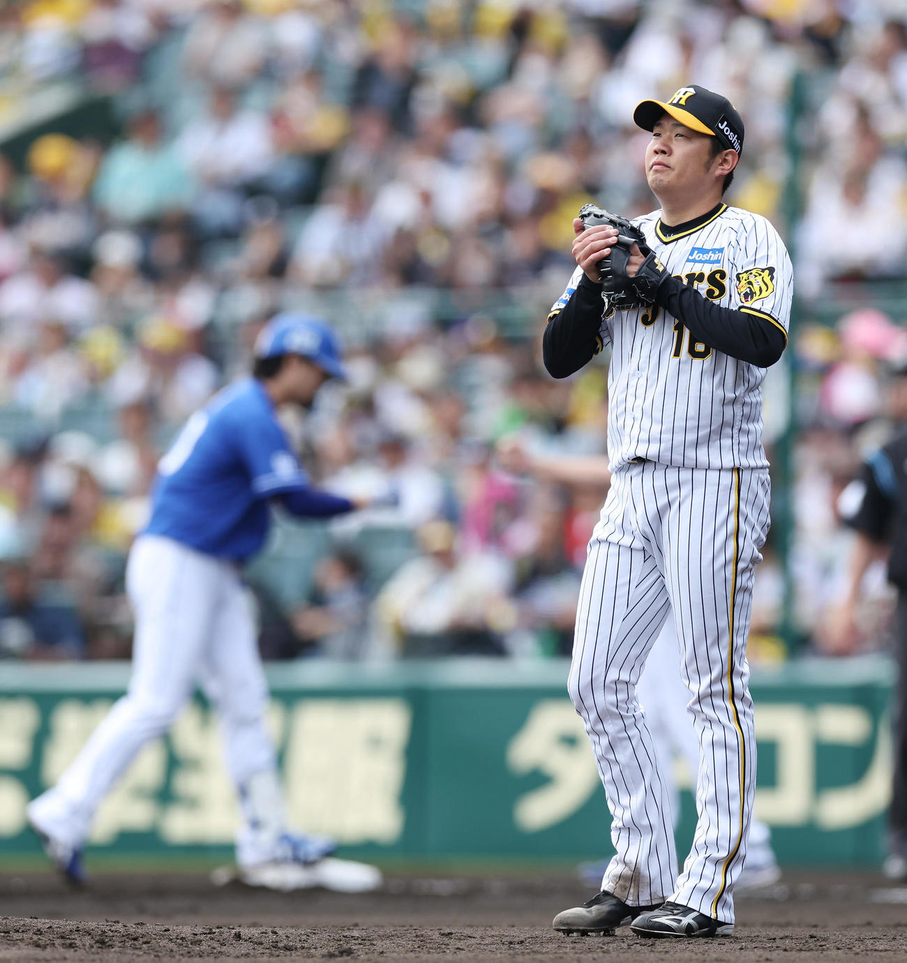阪神対中日　2回表中日2死二塁、涌井（左）に適時打を浴びた西勇（撮影・前田充）