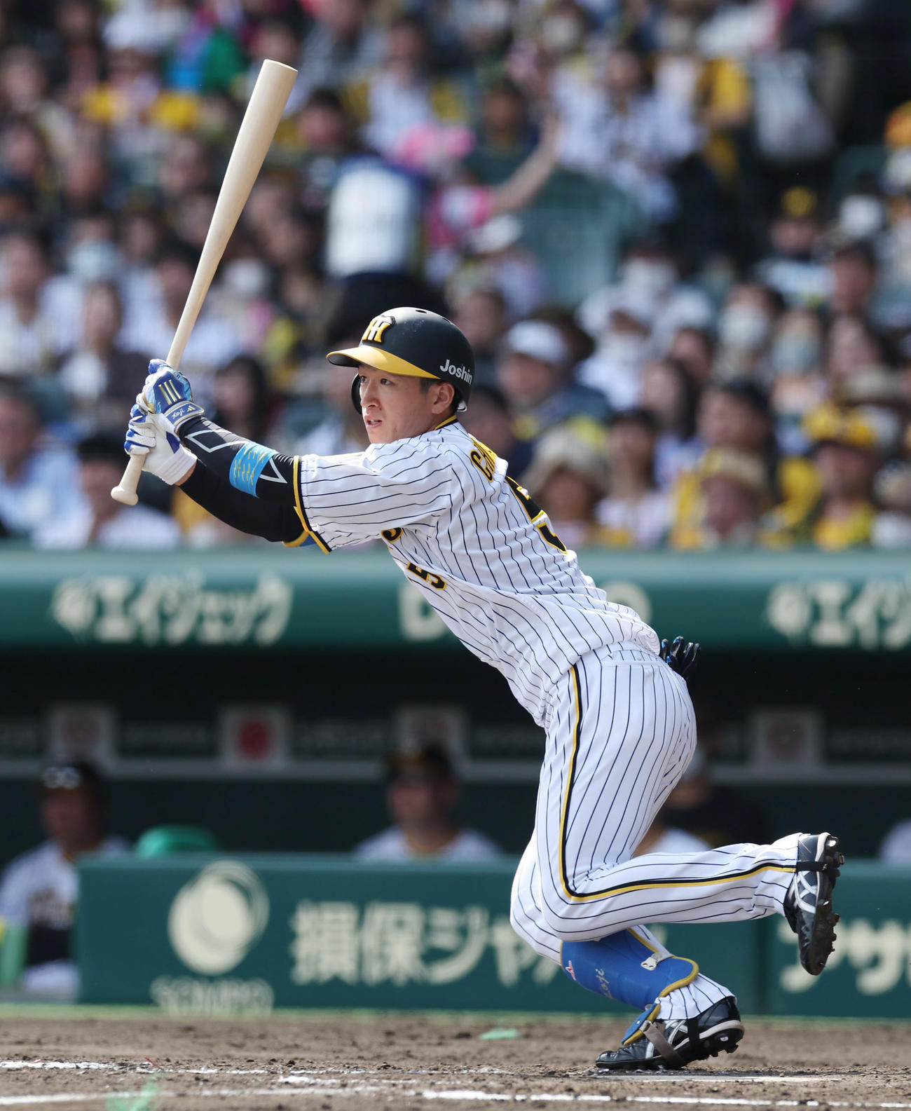 阪神対中日　2回裏阪神2死満塁、左前2点適時打を放つ近本（撮影・前田充）