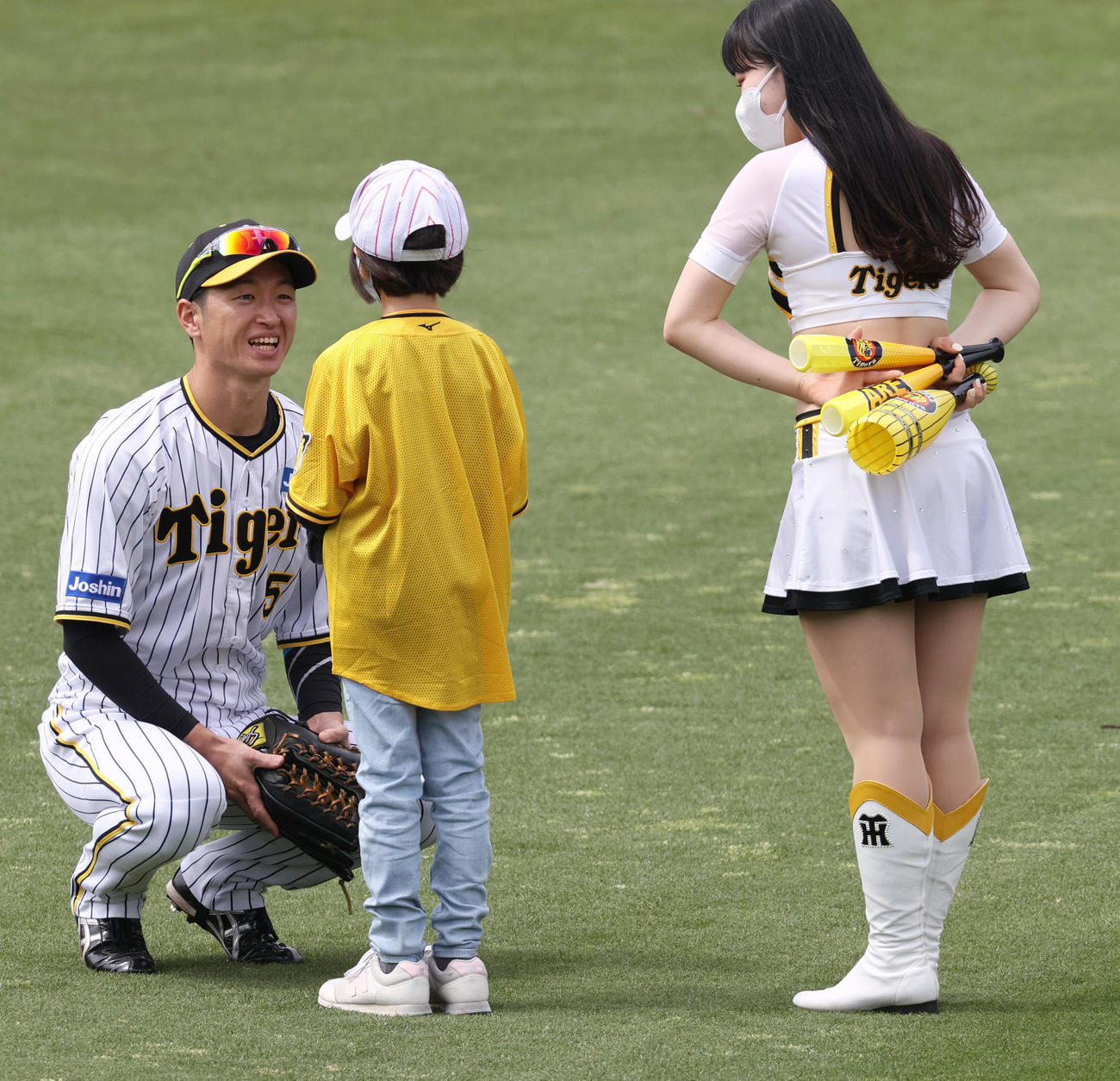 阪神対中日　こどもにボールを贈る阪神近本（撮影・上山淳一）