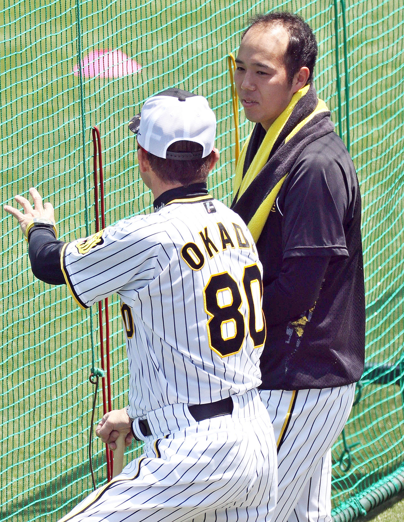 試合前の練習で阪神青柳（右）は岡田監督の話を聞く（撮影・上山淳一）