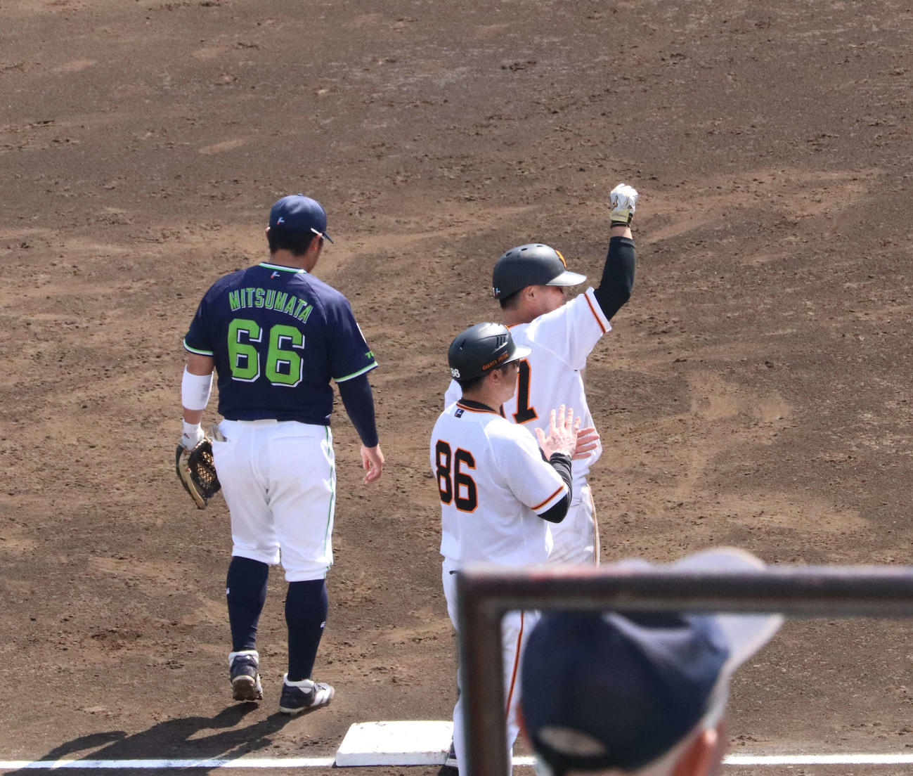 走者一掃の3点適時二塁打を放ってガッツポーズする巨人山瀬（右）（撮影・小早川宗一郎）