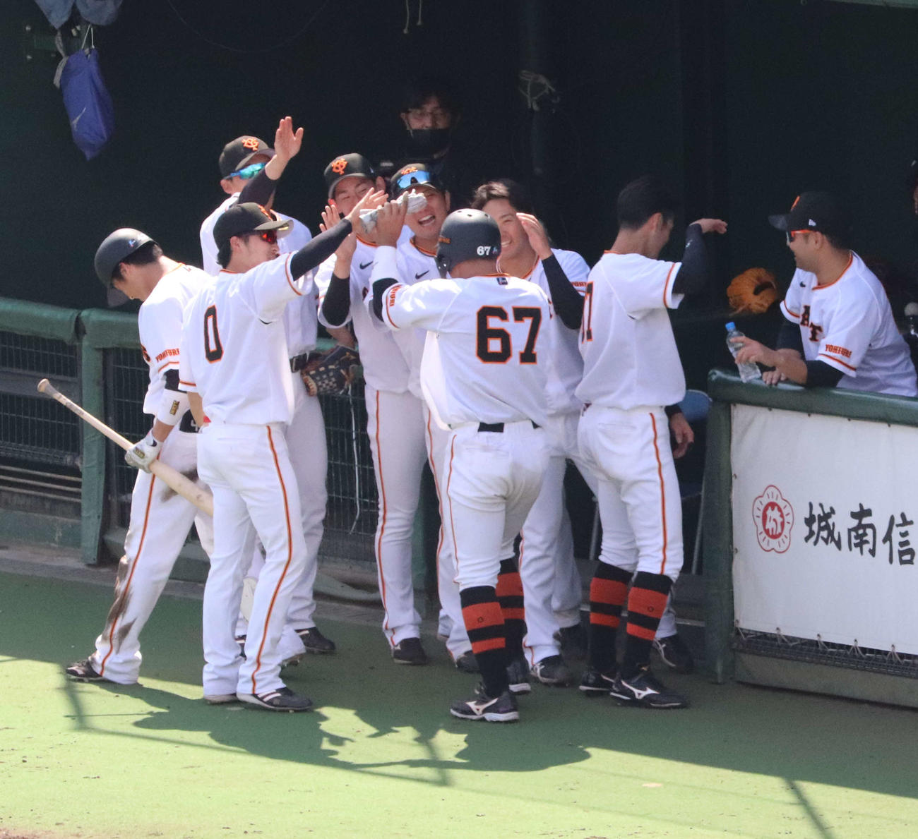 ナインとハイタッチする巨人山瀬（撮影・小早川宗一郎）