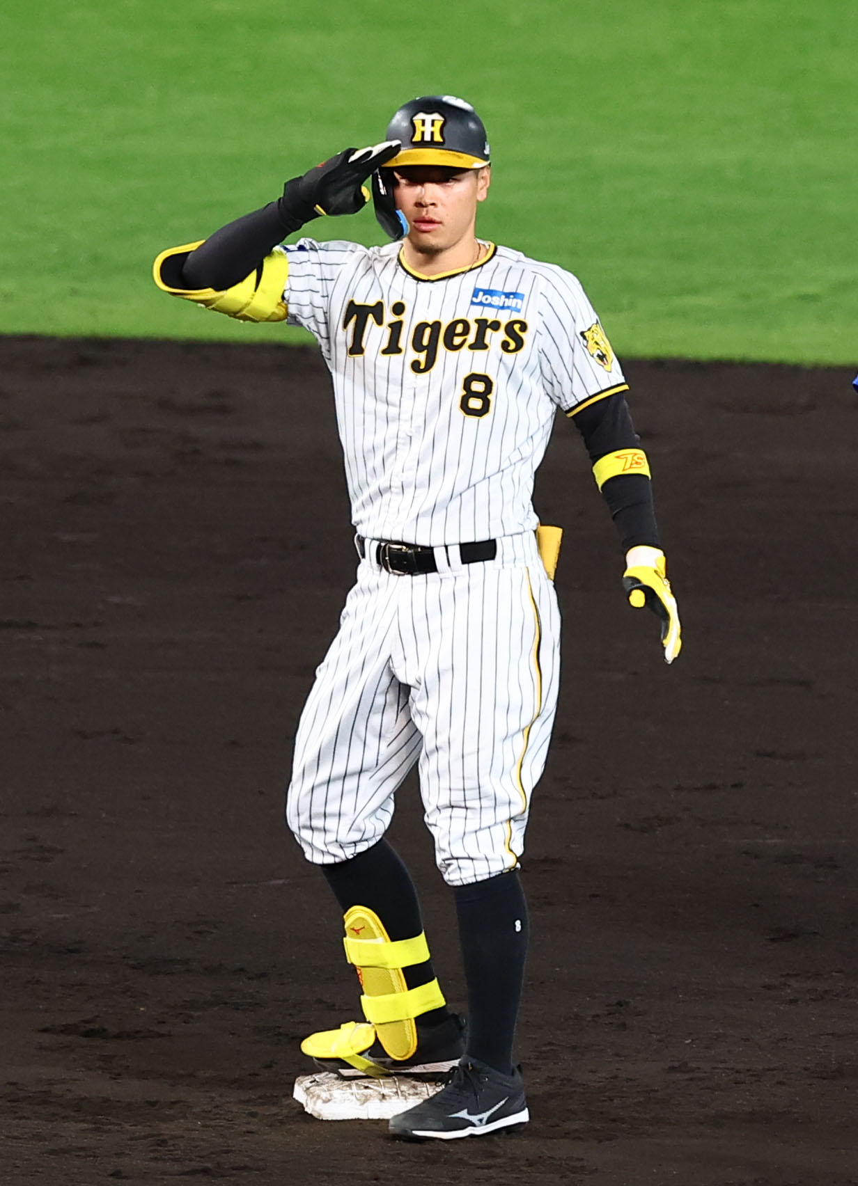 2日、阪神対中日　9回裏阪神1死、右越え二塁打を放ちポーズをとる佐藤輝明