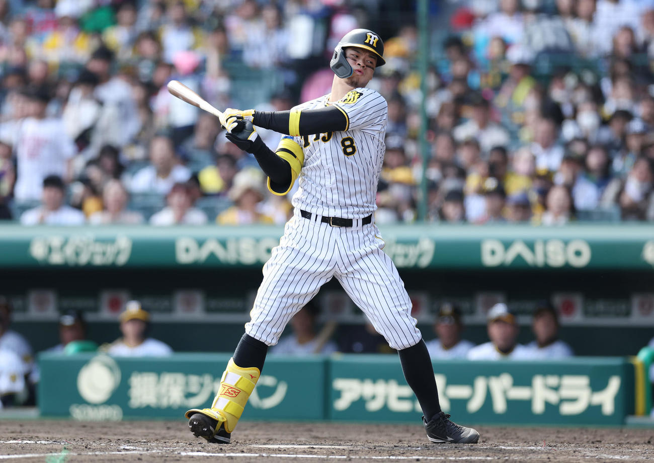 阪神対中日　4回裏阪神1死一塁、空振り三振に倒れる佐藤輝（撮影・前田充）