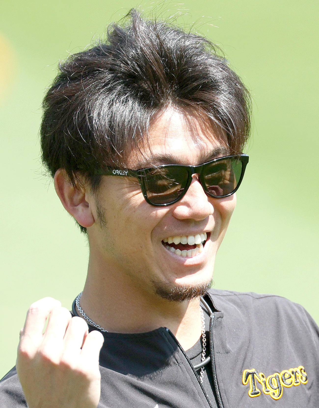 試合前の練習で笑顔を見せる阪神伊藤将（撮影・上山淳一）