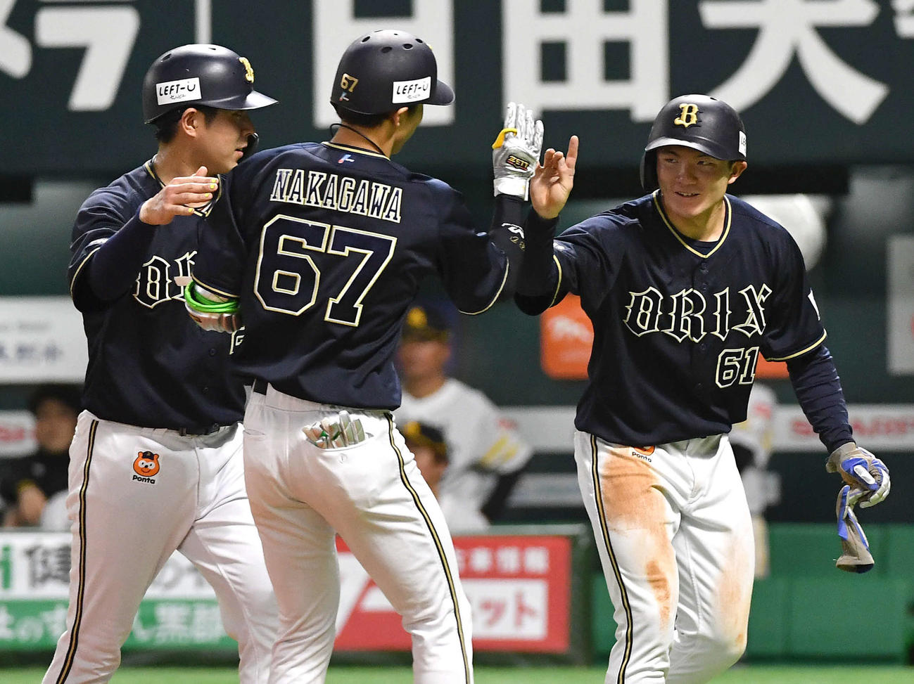 ソフトバンク対オリックス　2回表オリックス2死一、三塁、左越え3点本塁打を放った中川圭（中央）をきつねポーズで迎える茶野（右）。左は若月（撮影・岩下翔太）