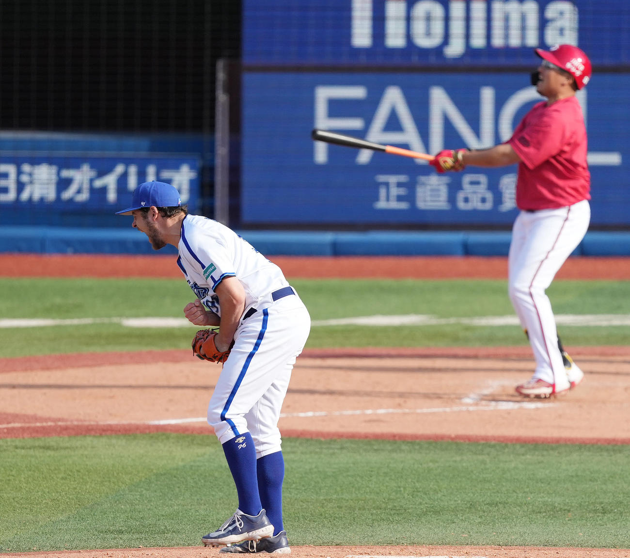 DeNA対広島　7回表広島2死二、三塁、代打松山を空振り三振に仕留め、雄たけびを上げるバウアー（撮影・鈴木みどり）