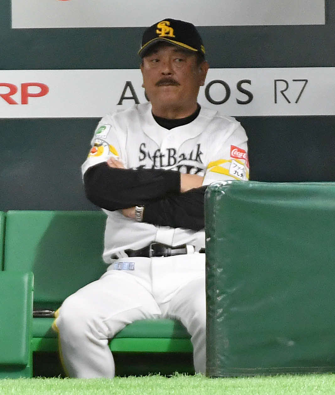 ソフトバンク対オリックス　2回表、8安打で6点を奪われ、厳しい表情を見せる藤本監督（撮影・岩下翔太）