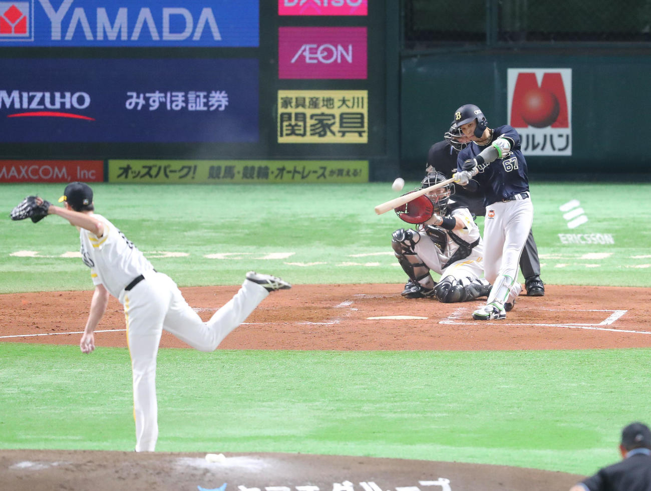 ソフトバンク対オリックス　2回表オリックス2死一、三塁、中川は勝ち越しとなる左越え3点本塁打を放つ（撮影・梅根麻紀）