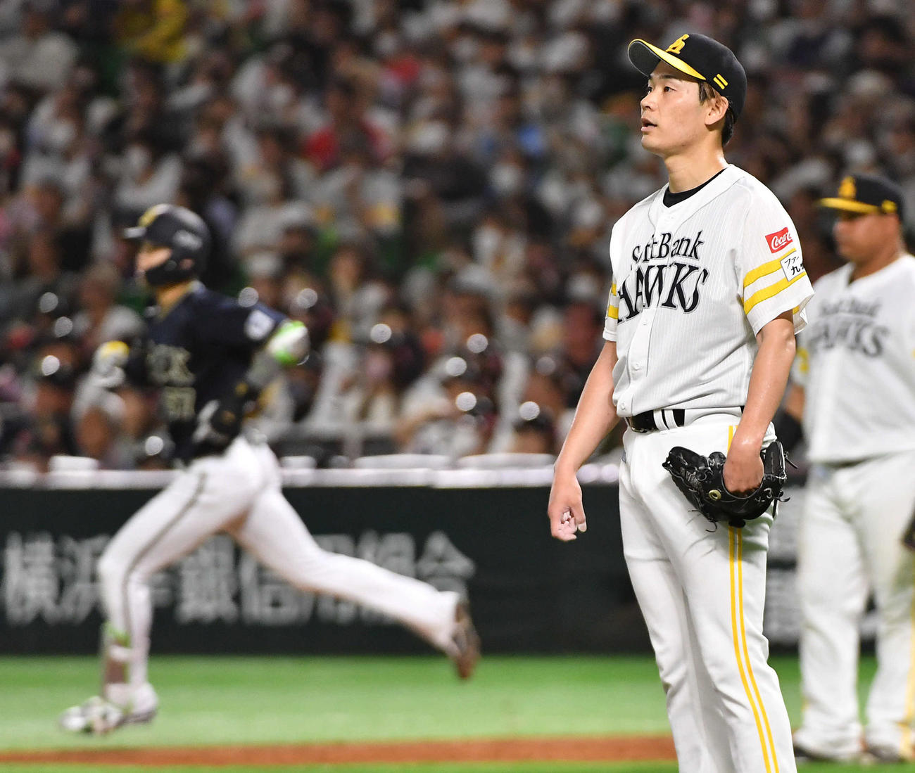 ソフトバンク対オリックス　2回表オリックス2死一、三塁、中川圭（左）に左越え3点本塁打を打たれた武田（撮影・岩下翔太）