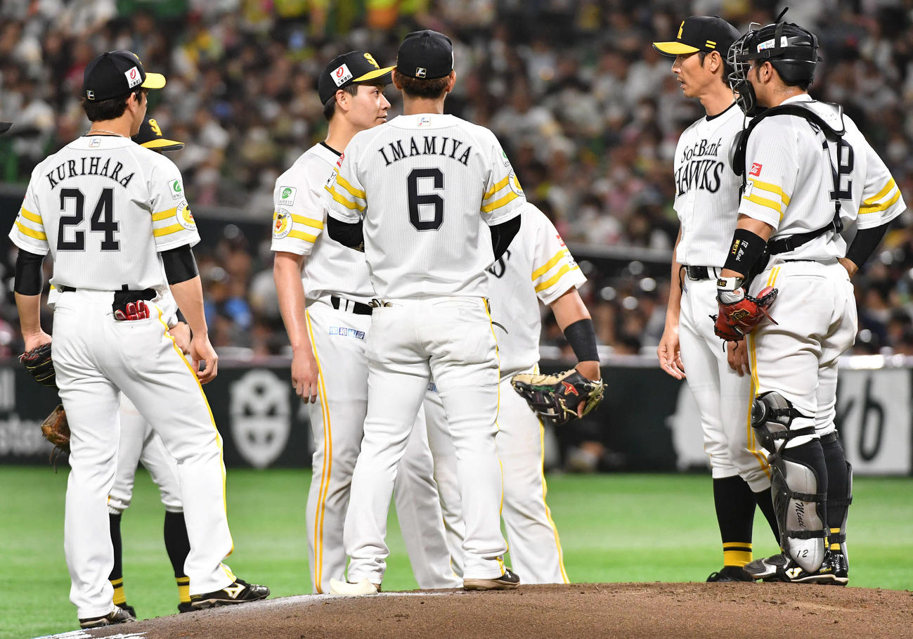 ソフトバンク対オリックス　2回表オリックス2死一塁、打席に頓宮を迎える場面でマウンドに集まるソフトバンクナイン（撮影・岩下翔太）