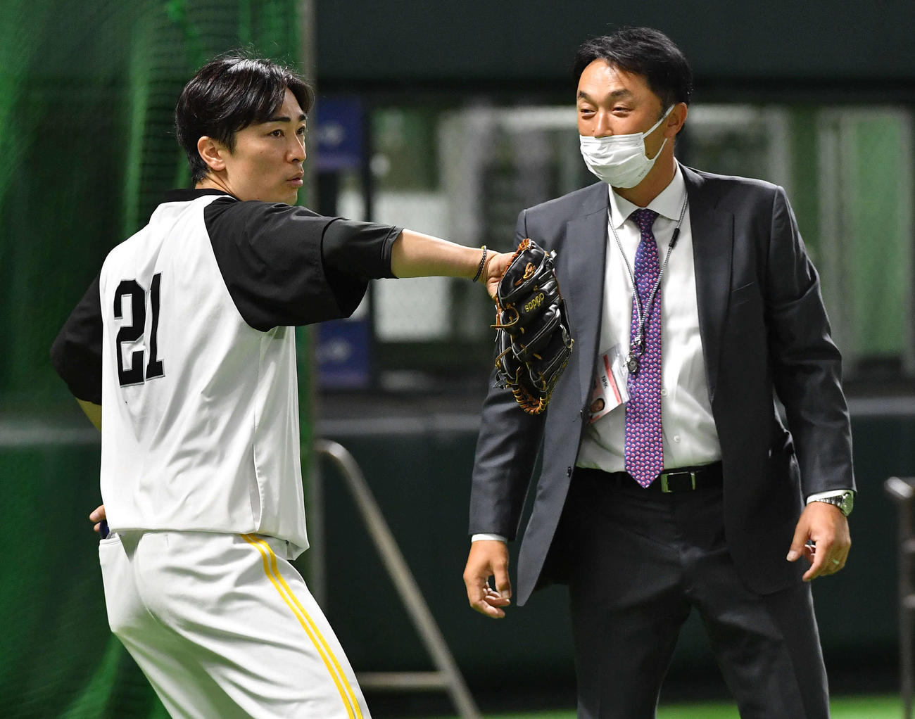 和田毅（左）と話す宮本慎也氏（撮影・岩下翔太）