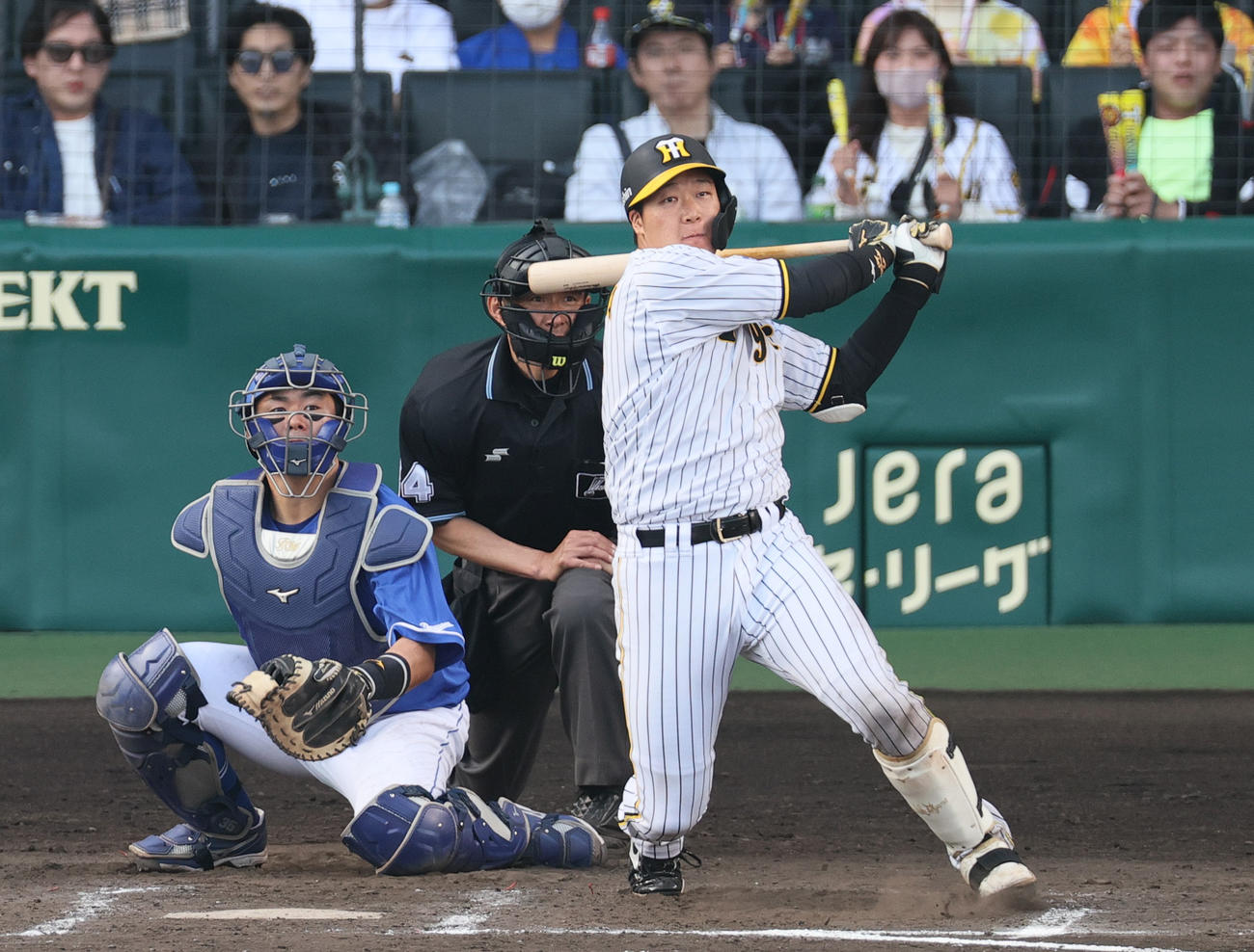 阪神対中日　6回裏阪神2死満塁、大山は左前2点適時打を放つ（撮影・上山淳一）