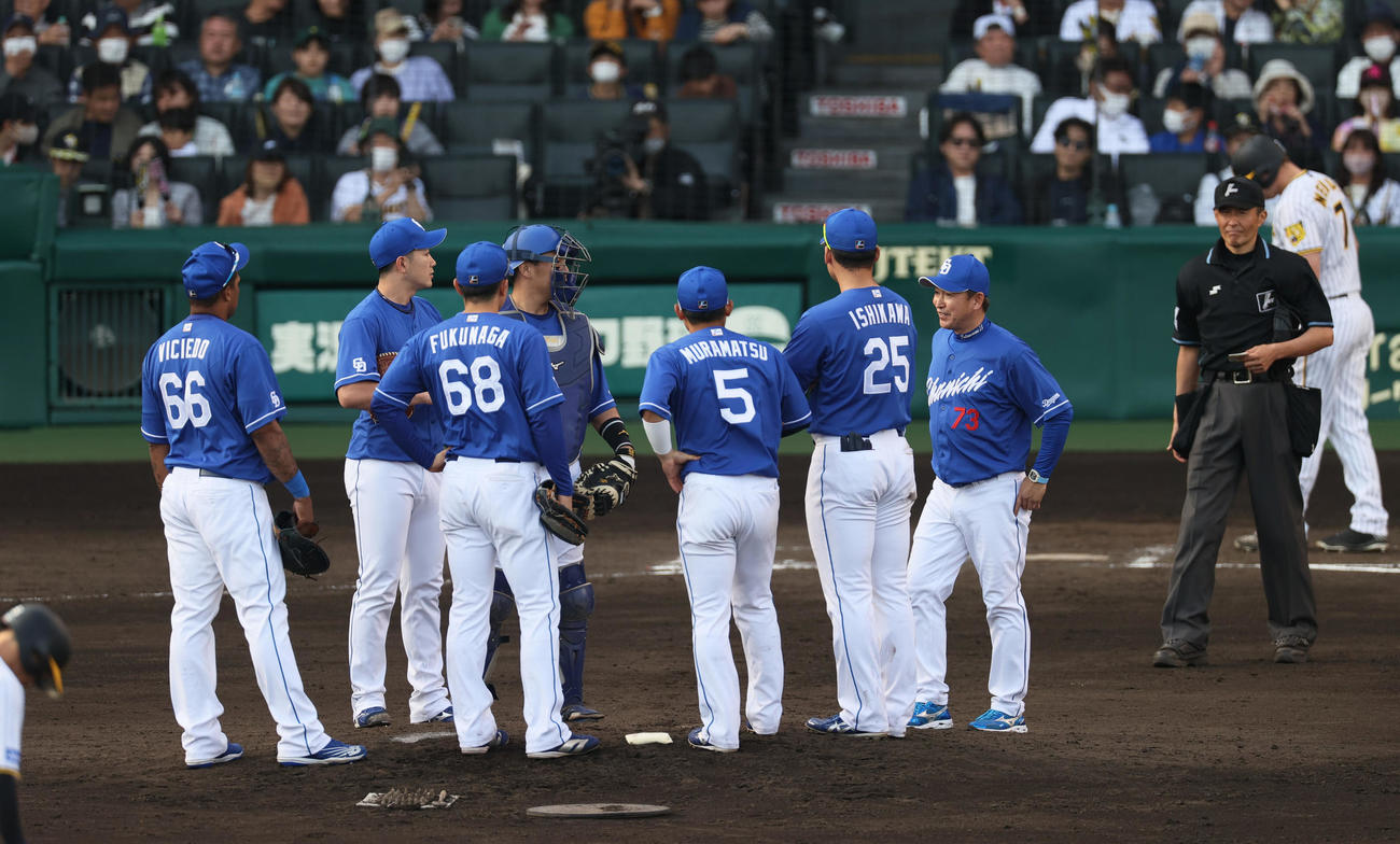 阪神対中日　6回裏阪神1死満塁、打者ノイジーの前に立浪監督（右から3人目）はマウンドに向かう（撮影・上山淳一）